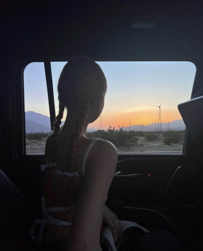 'Tắt nắng' khi Jennie khoe thân táo bạo với áo 'nửa mảnh' tại Coachella 2022