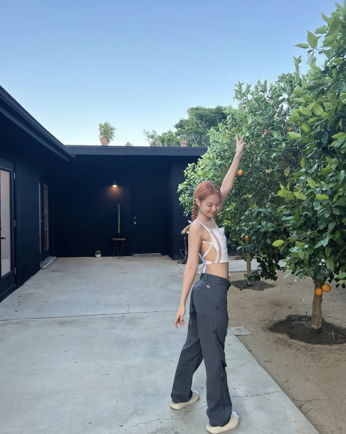 'Tắt nắng' khi Jennie khoe thân táo bạo với áo 'nửa mảnh' tại Coachella 2022
