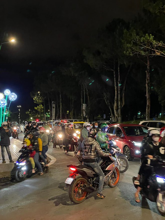 Cập nhật tình hình nghỉ lễ khắp mọi miền: Mọi cao tốc tắc nặng, Vũng Tàu nghẹt người nhưng Đà Lạt mới ùn "sương sương" Cập nhật tình hình nghỉ lễ khắp mọi miền: Mọi cao tốc tắc nặng, Vũng Tàu nghẹt người nhưng Đà Lạt mới ùn "sương sương"