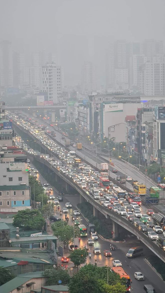 Cập nhật tình hình nghỉ lễ khắp mọi miền: Mọi cao tốc tắc nặng, Vũng Tàu nghẹt người nhưng Đà Lạt mới ùn "sương sương"