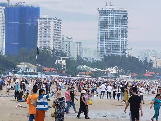 Cập nhật tình hình nghỉ lễ khắp mọi miền: Mọi cao tốc tắc nặng, Vũng Tàu nghẹt người nhưng Đà Lạt mới ùn "sương sương" Cập nhật tình hình nghỉ lễ khắp mọi miền: Mọi cao tốc tắc nặng, Vũng Tàu nghẹt người nhưng Đà Lạt mới ùn "sương sương"