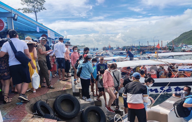 Cập nhật tình hình nghỉ lễ khắp mọi miền: Mọi cao tốc tắc nặng, Vũng Tàu nghẹt người nhưng Đà Lạt mới ùn "sương sương" Cập nhật tình hình nghỉ lễ khắp mọi miền: Mọi cao tốc tắc nặng, Vũng Tàu nghẹt người nhưng Đà Lạt mới ùn "sương sương"