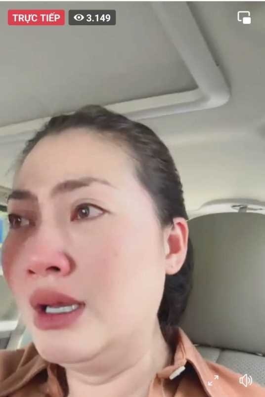 Diễn viên Ngọc Lan thừa nhận bị lừa đảo, bật khóc nức nở trên livestream