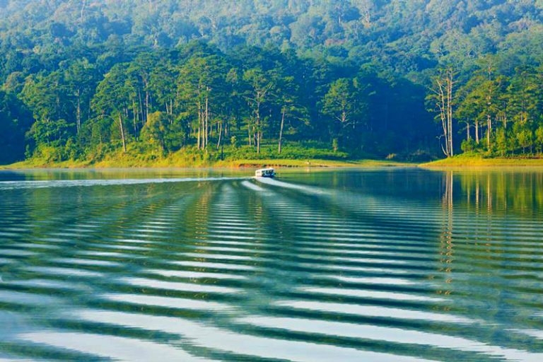Tận hưởng không gian yên bình bên hồ Tuyền Lâm - Đà Lạt