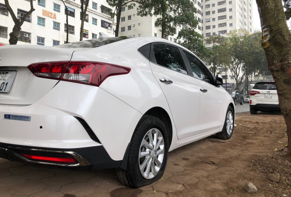Hàng loạt ôtô đỗ trên vỉa hè Hà Nội nghi bị chọc thủng lốp trong đêm
