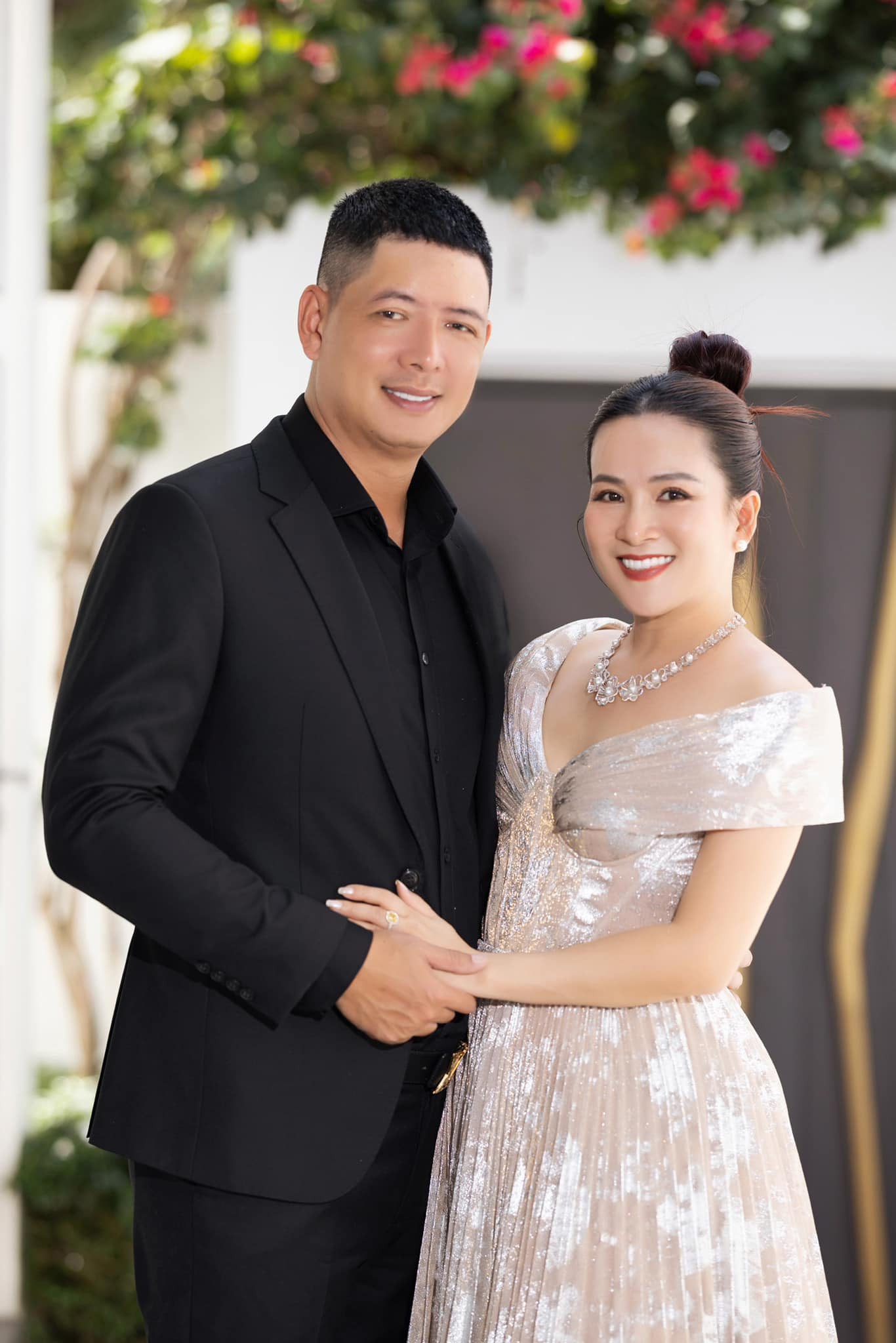 Hôn nhân ngọt ngào 15 năm của MC Bình Minh và vợ doanh nhân Hôn nhân ngọt ngào 15 năm của MC Bình Minh và vợ doanh nhân