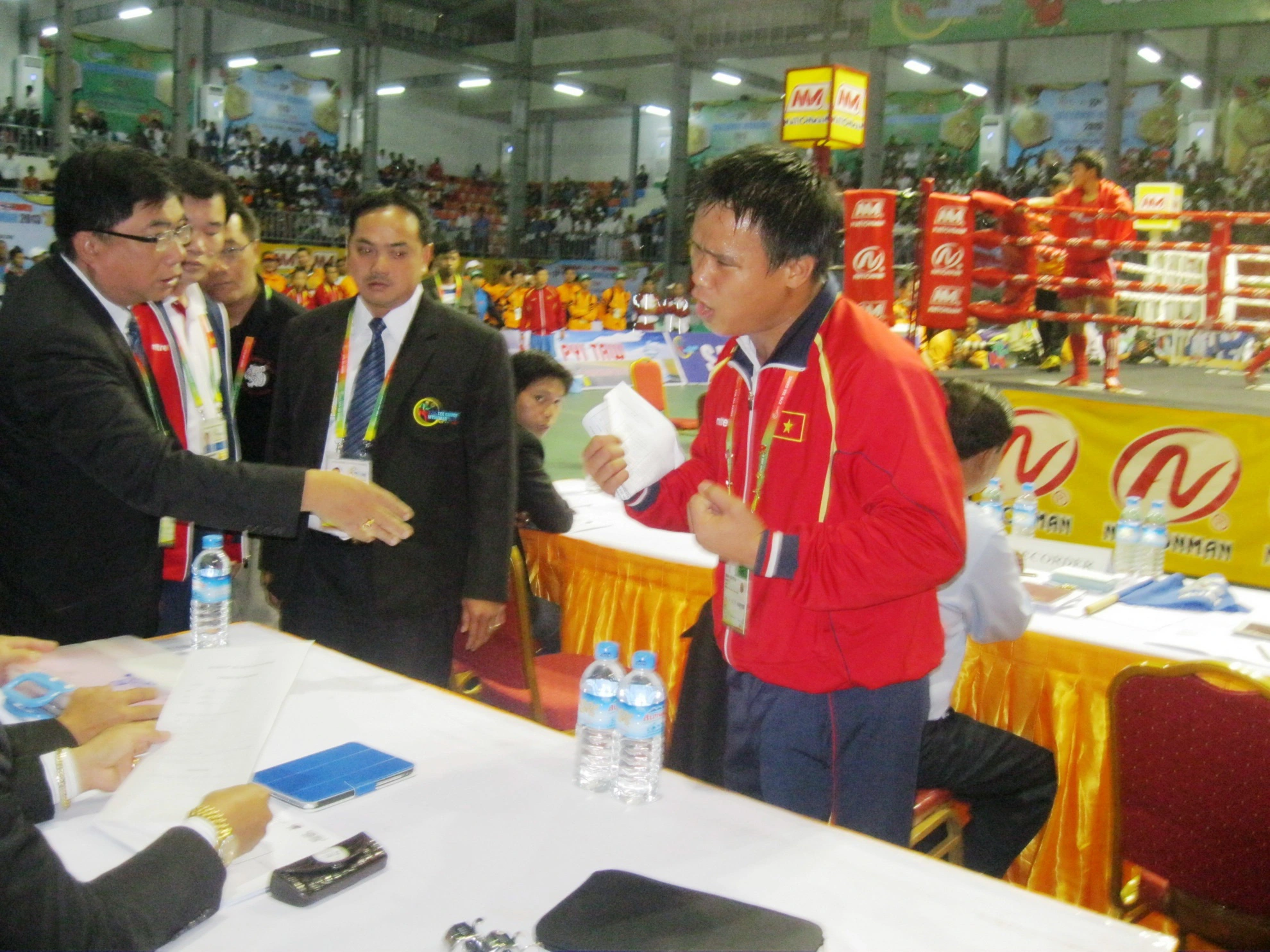 Độc lạ SEA Games: Nguyễn Trần Duy Nhất đánh cho võ sỹ Lào tơi tả nhưng vẫn bất ngờ bị xử thua