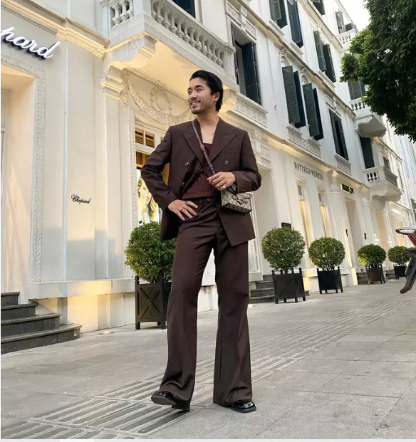 Những trang phục gây tranh cãi kịch liệt của con rể Xuân Hinh Những trang phục gây tranh cãi kịch liệt của con rể Xuân Hinh