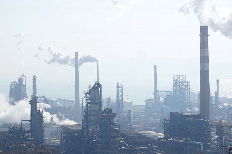 Nhà máy lọc dầu Dalian Petrochemical Corp ở Đại Liên, tỉnh Liêu Ninh, Trung Quốc (ảnh: Reuters)