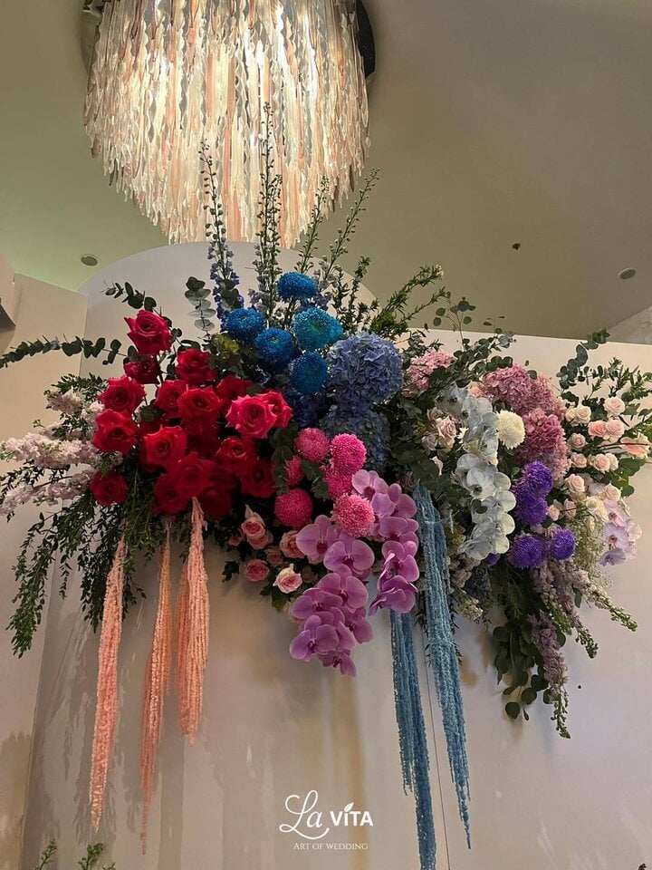 Đám cưới của Quang Hải dùng 10.000 bông hoa tươi đắt tiền