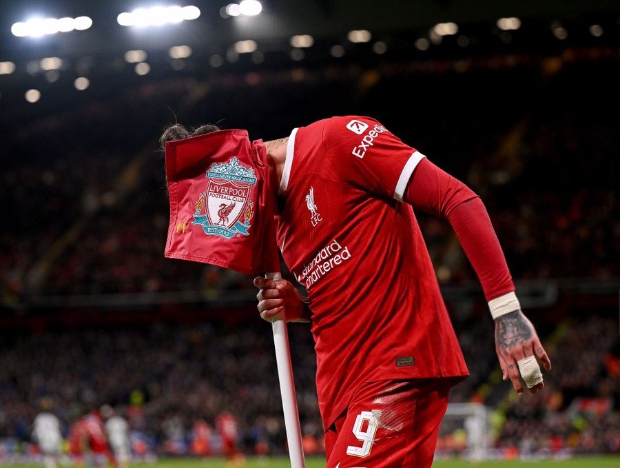 Chiếc mặt nạ của Liverpool bị gỡ bỏ