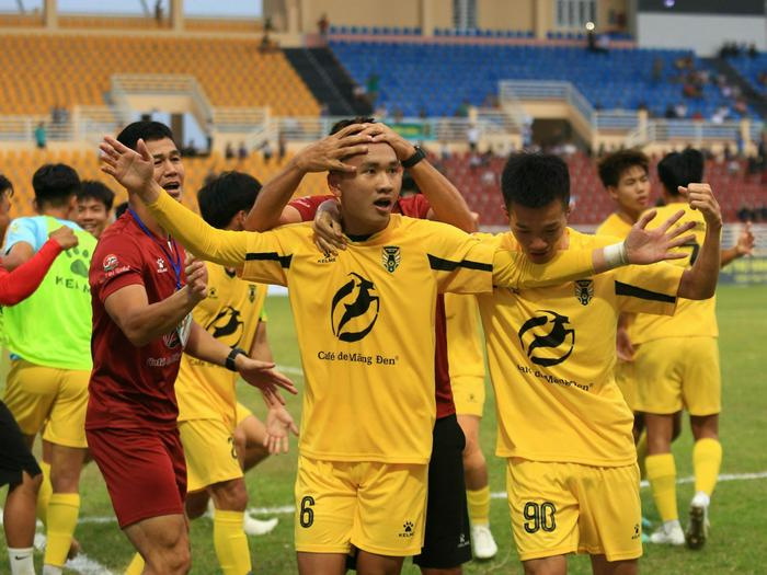 Đội bóng của HLV Park Hang Seo bại trận trong ngày Kon Tum FC lập kỷ lục
