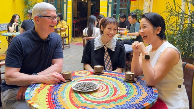 Mẹ con diva Mỹ Linh cùng CEO Apple Tim Cook uống cà phê trứng Hà Nội