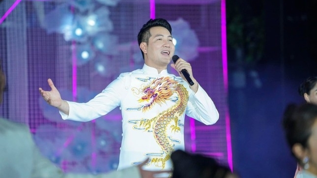 Ca sĩ Nguyễn Phi Hùng nói về giới tính, độc thân ở tuổi 47