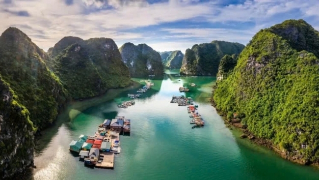 Làng chài Cửa Vạn “viên ngọc ẩn” giữa lòng vịnh Hạ Long