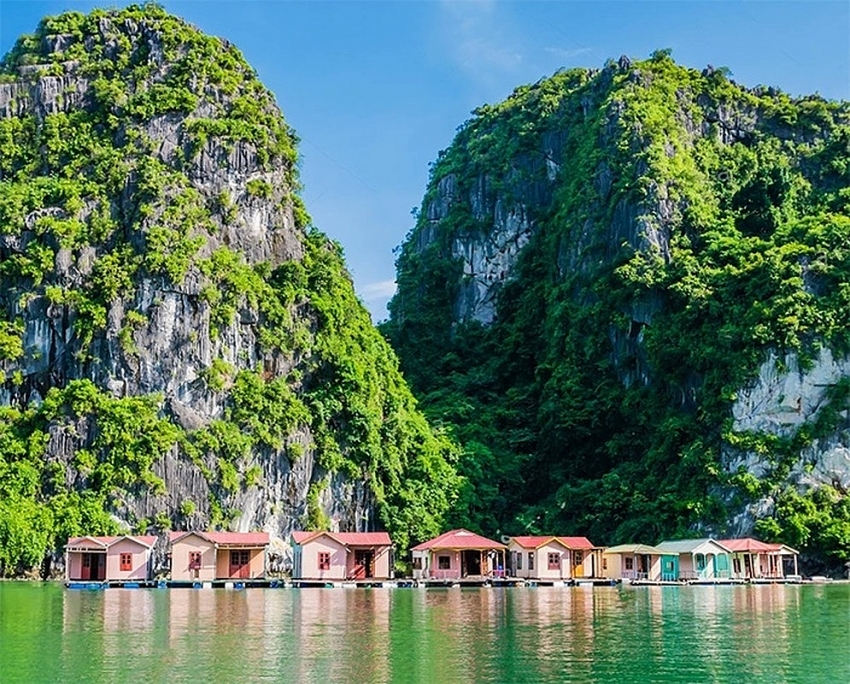 Làng chài Cửa Vạn “viên ngọc ẩn” giữa lòng vịnh Hạ Long
