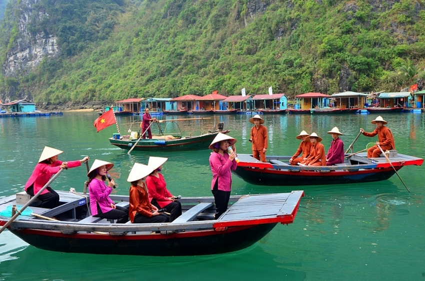 Làng chài Cửa Vạn “viên ngọc ẩn” giữa lòng vịnh Hạ Long