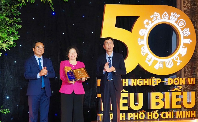 Vinamilk được vinh danh là doanh nghiệp tiêu biểu của TP HCM nhân kỷ niệm 50 năm thống nhất đất nước