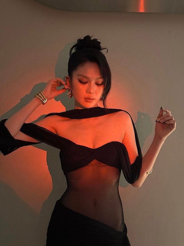 Ngọc Trinh lại 'gây sốt' với phong cách táo bạo