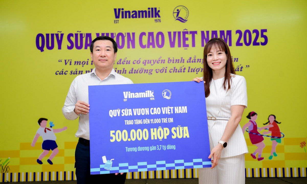 500.000 sản phẩm Vinamilk từ quỹ sữa vươn cao Việt Nam đến với trẻ em đúng dịp 50 năm đất nước thống nhất