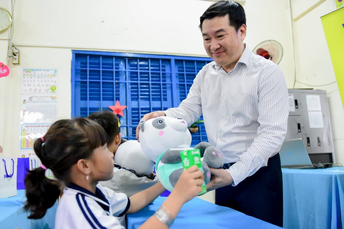 500.000 sản phẩm Vinamilk từ quỹ sữa vươn cao Việt Nam đến với trẻ em đúng dịp 50 năm đất nước thống nhất
