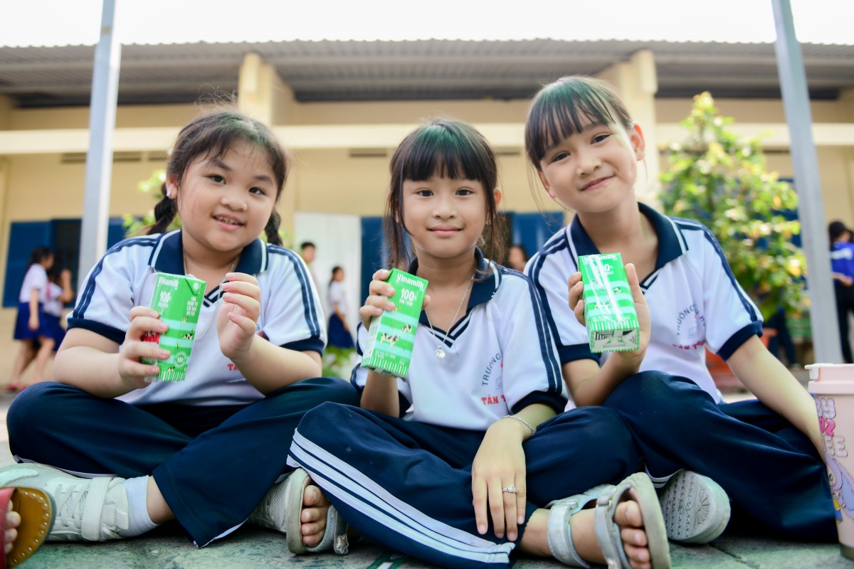 500.000 sản phẩm Vinamilk từ quỹ sữa vươn cao Việt Nam đến với trẻ em đúng dịp 50 năm đất nước thống nhất