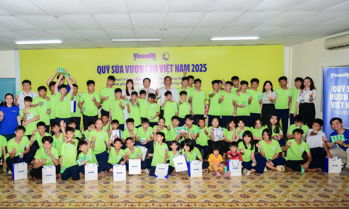 500.000 sản phẩm Vinamilk từ quỹ sữa vươn cao Việt Nam đến với trẻ em đúng dịp 50 năm đất nước thống nhất