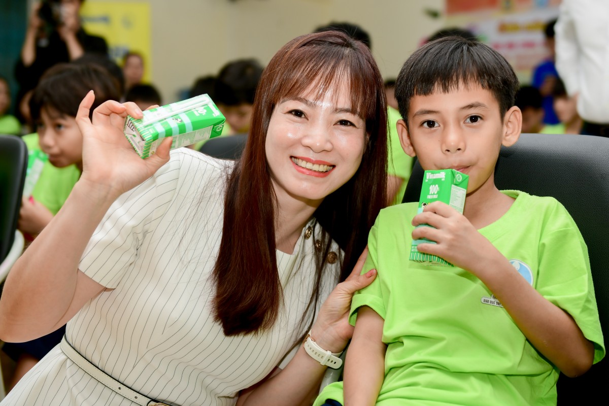 500.000 sản phẩm Vinamilk từ quỹ sữa vươn cao Việt Nam đến với trẻ em đúng dịp 50 năm đất nước thống nhất
