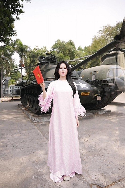 DJ Mie diện áo dài nền nã chào mừng Đại lễ 30/4