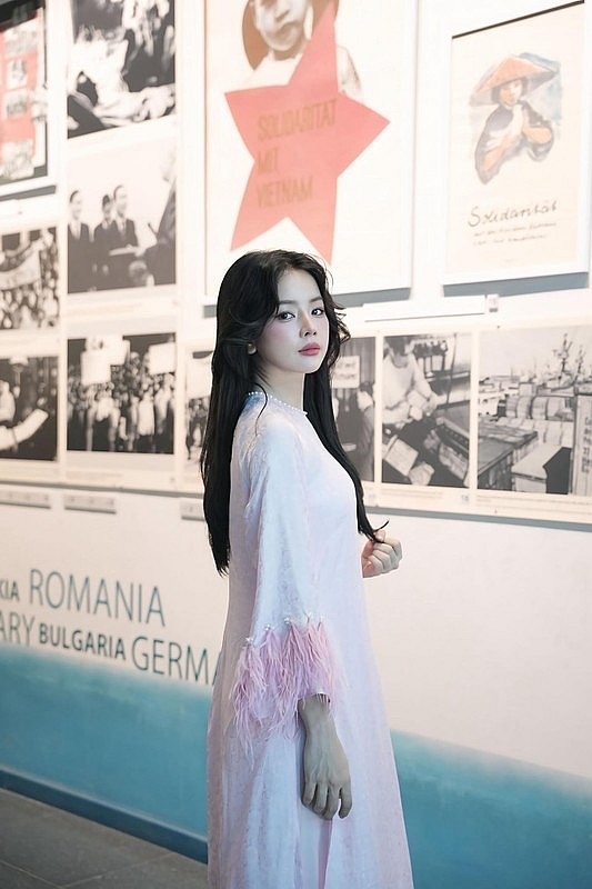 DJ Mie diện áo dài nền nã chào mừng Đại lễ 30/4 DJ Mie diện áo dài nền nã chào mừng Đại lễ 30/4