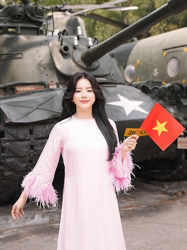 DJ Mie diện áo dài nền nã chào mừng Đại lễ 30/4
