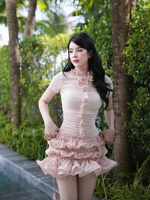 DJ Mie diện áo dài nền nã chào mừng Đại lễ 30/4 DJ Mie diện áo dài nền nã chào mừng Đại lễ 30/4