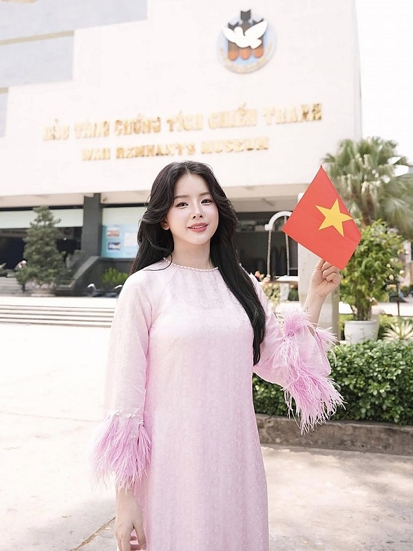 DJ Mie diện áo dài nền nã chào mừng Đại lễ 30/4 DJ Mie diện áo dài nền nã chào mừng Đại lễ 30/4