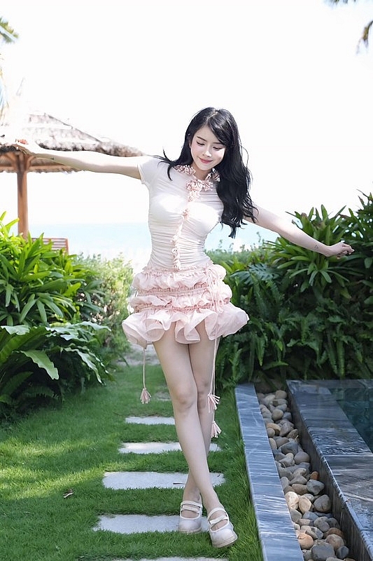 DJ Mie diện áo dài nền nã chào mừng Đại lễ 30/4