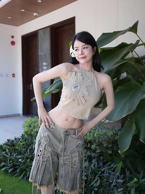 DJ Mie diện áo dài nền nã chào mừng Đại lễ 30/4 DJ Mie diện áo dài nền nã chào mừng Đại lễ 30/4