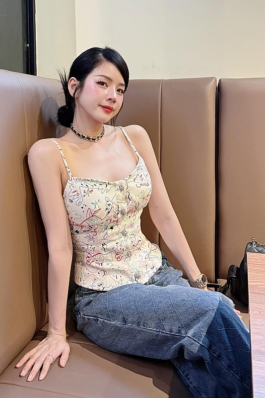 DJ Mie diện áo dài nền nã chào mừng Đại lễ 30/4 DJ Mie diện áo dài nền nã chào mừng Đại lễ 30/4