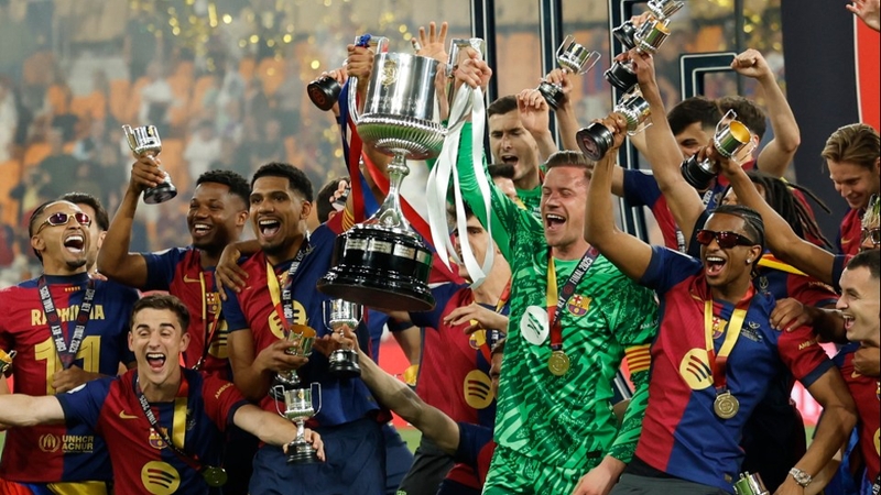 Barcelona ăn mừng cuồng nhiệt danh hiệu Cup Nhà vua thứ 32