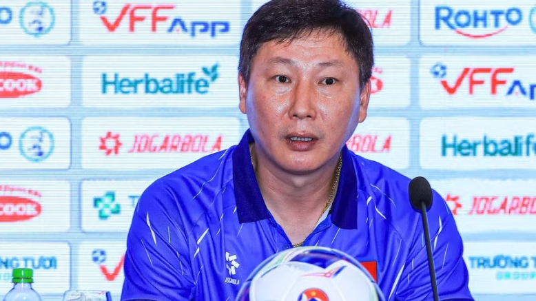 HLV Kim Sang-sik ấn tượng bầu không khí cuồng nhiệt trên sân Thiên Trường