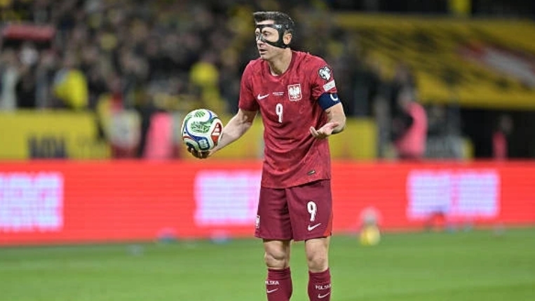 Lỡ World Cup cuối cùng, Lewandowski rơi nước mắt