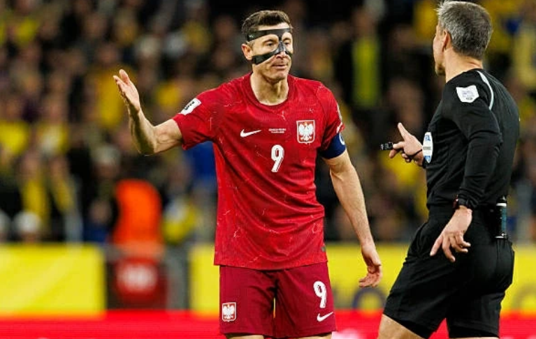 Lỡ World Cup cuối cùng, Lewandowski rơi nước mắt Lỡ World Cup cuối cùng, Lewandowski rơi nước mắt