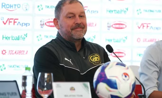 HLV Malaysia nhận tin sốc sau trận thua tuyển Việt Nam