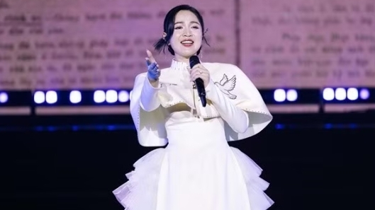 Cấm hát nhép, thị trường đang quay về giá trị thật của giọng hát