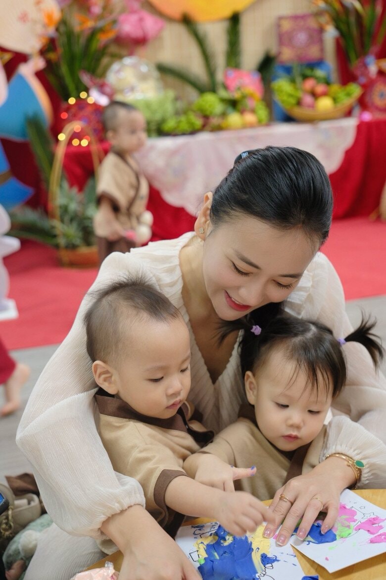 Diễn viên Phương Oanh và hành trình một mình nuôi dạy cặp song sinh