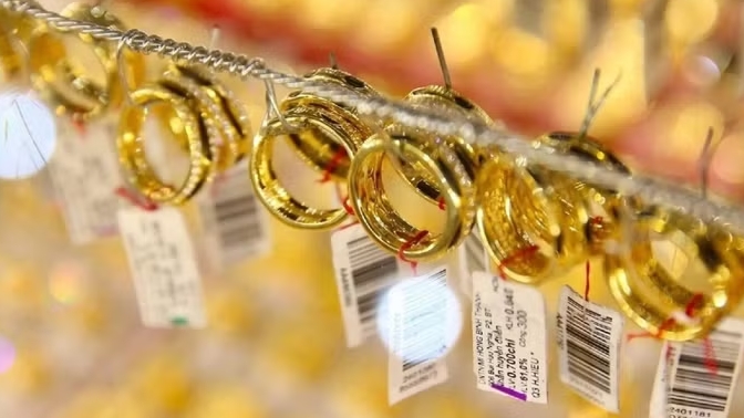 Giá vàng đồng loạt giảm đầu tuần, nhà đầu tư thận trọng trở lại