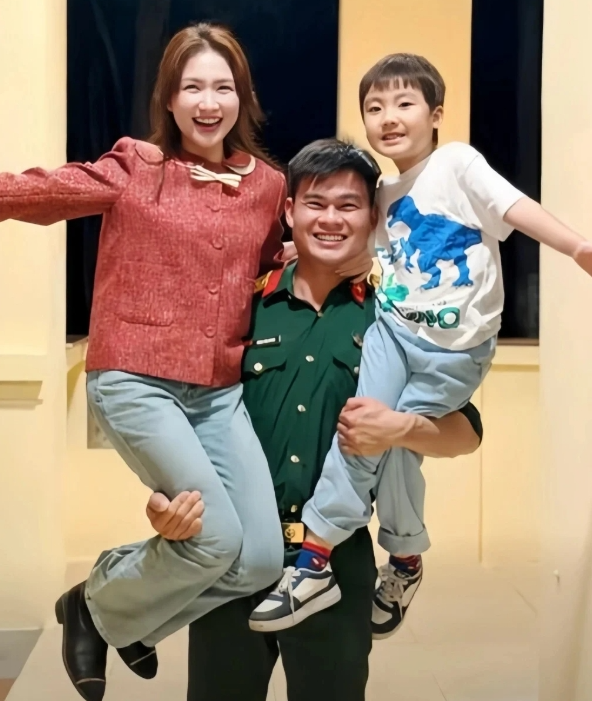 Hòa Minzy công khai gọi Đại úy Văn Cương là ông xã: Sự gắn kết sau thời gian kín tiếng Hòa Minzy công khai gọi Đại úy Văn Cương là ông xã: Sự gắn kết sau thời gian kín tiếng