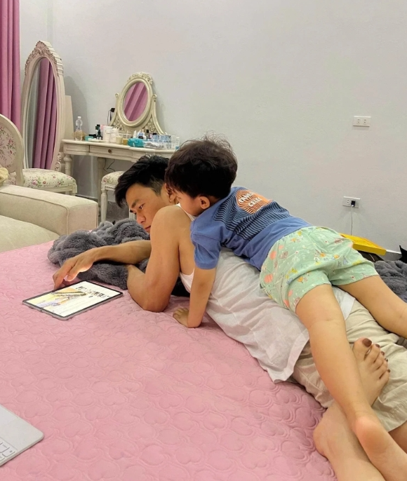 Hòa Minzy công khai gọi Đại úy Văn Cương là ông xã: Sự gắn kết sau thời gian kín tiếng Hòa Minzy công khai gọi Đại úy Văn Cương là ông xã: Sự gắn kết sau thời gian kín tiếng