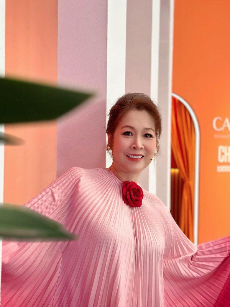 NSND Hồng Vân khoe nhan sắc thời trẻ và cuộc sống viên mãn bên tài tử Lê Tuấn Anh