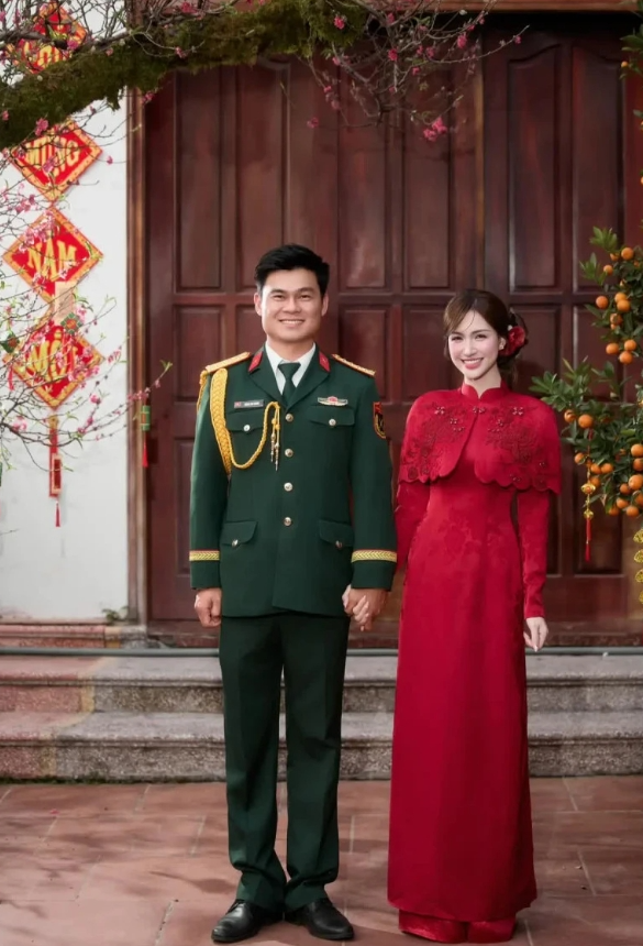 Hòa Minzy công khai gọi Đại úy Văn Cương là ông xã: Sự gắn kết sau thời gian kín tiếng Hòa Minzy công khai gọi Đại úy Văn Cương là ông xã: Sự gắn kết sau thời gian kín tiếng