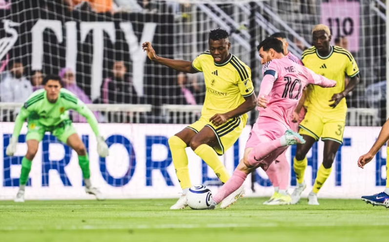 Trung vệ Maguire từ chối làm đồng đội với Messi