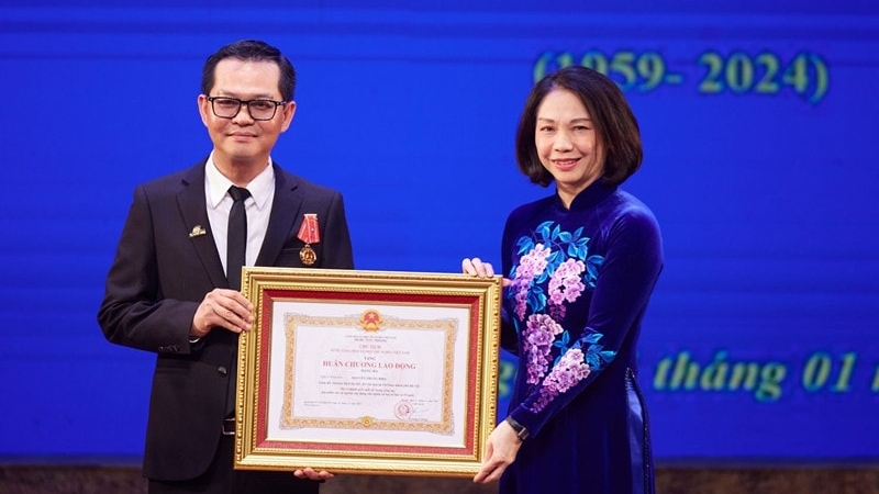 NSND Trung Hiếu, Xuân Bắc và đạo diễn phim 714 tỷ nhận Huân chương Lao động